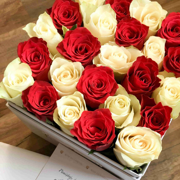 Białe & Czerwone Róże Żywe w Białym Kwadratowym Boxie