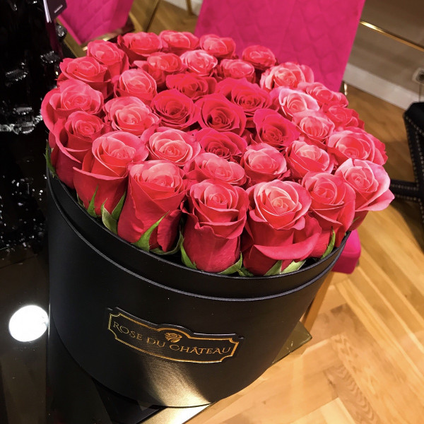 Różowe Róże Żywe w Dużym Czarnym Boxie