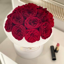 Red Charm Bouquet Wiecznych Kwiatów w Białym Boxie