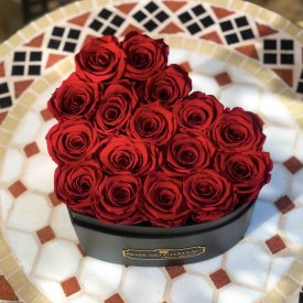 Rote Ewige Rosen in schwarzer Herzbox