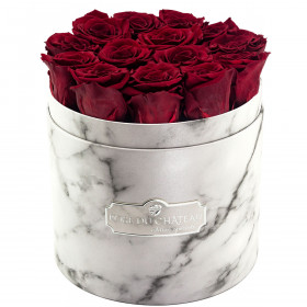 Rote Ewige Rosen in weißer marmorierter Rundbox