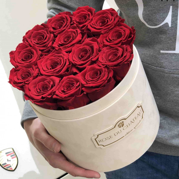 Roses Éternelles Rouges Dans Une Flowerbox Beige Floquee