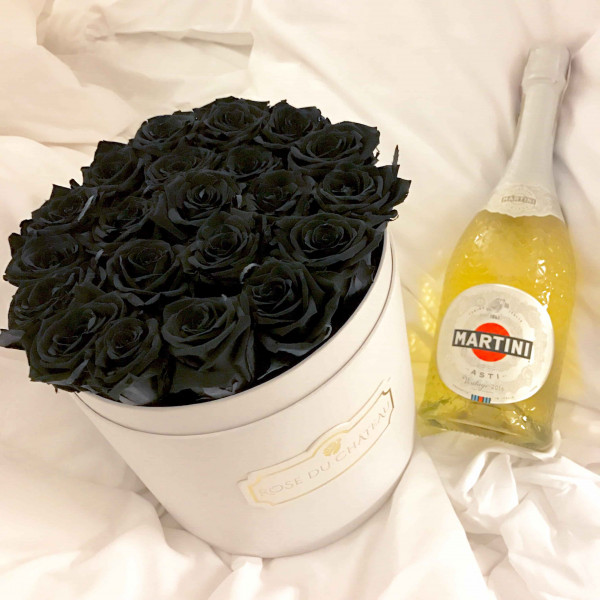 Roses Éternelles Noires Dans Une Flowerbox Ronde Blanche