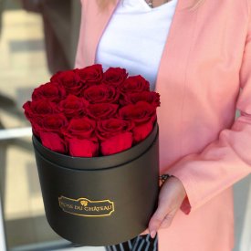 Roses Éternelles Rouges Dans Une Flowerbox Ronde Noire