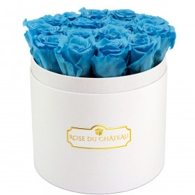 Roses Éternelles Azurées Dans Une Flowerbox Ronde Blanche