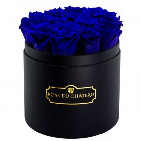 Tmavě modré věčné růže v černém kulatém flowerboxu