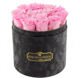 Světle růžové věčné růže v šedém semišovém flowerboxu