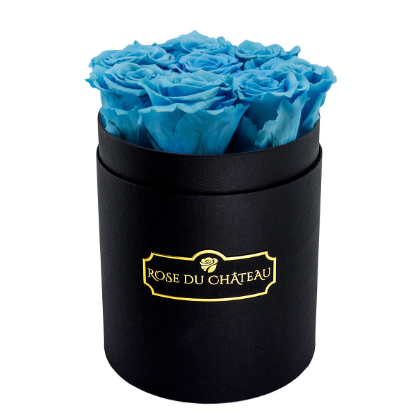 Modré věčné růže v malém černém flowerboxu