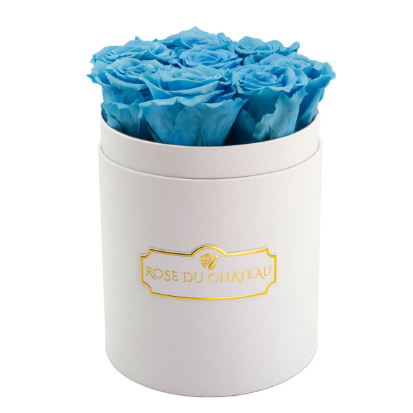Modré věčné růže v malém bílém flowerboxu