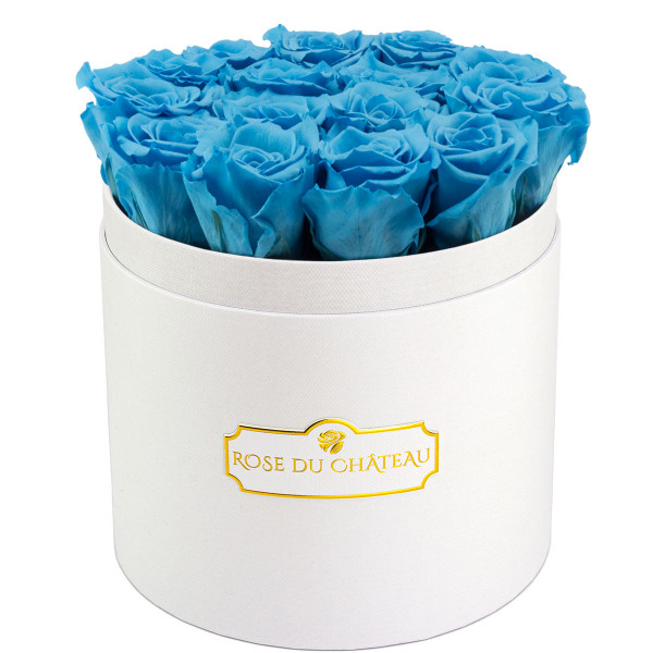 Modré věčné růže v bílém kulatém flowerboxu