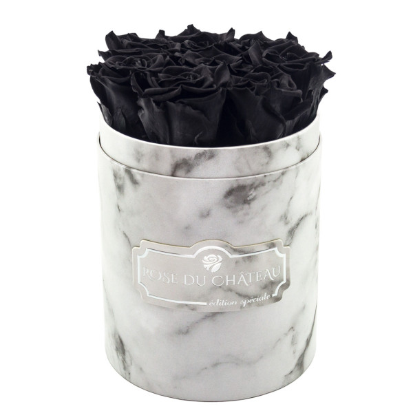 Černé věčné růže v malém bílém mramorovém flowerboxu