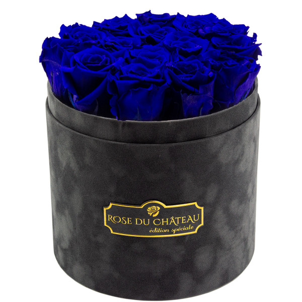 Tmavě modré věčné růže v šedém semišovém flowerboxu