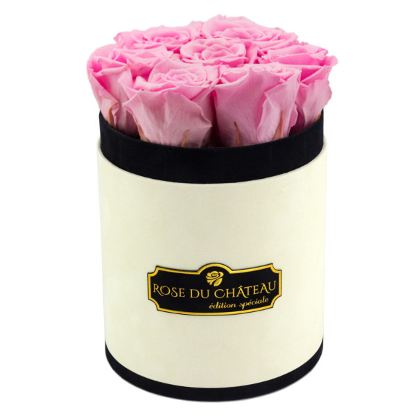 Světle růžové věčné růže v malém béžovém flowerboxu