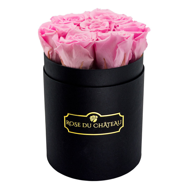 Světle růžové věčné růže v malém černém flowerboxu