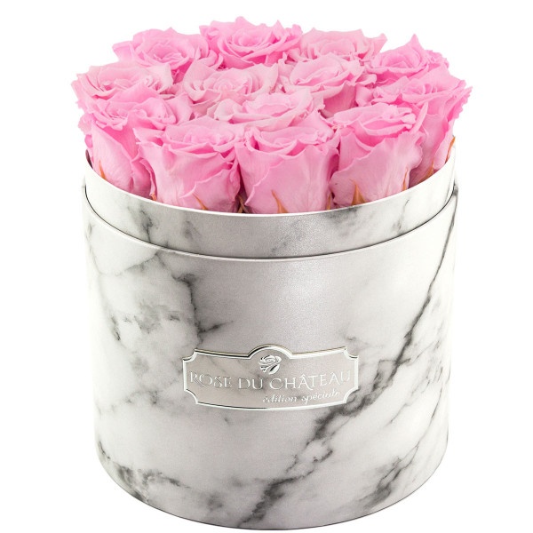 Světle růžové věčné růže v bílém mramorovém flowerboxu