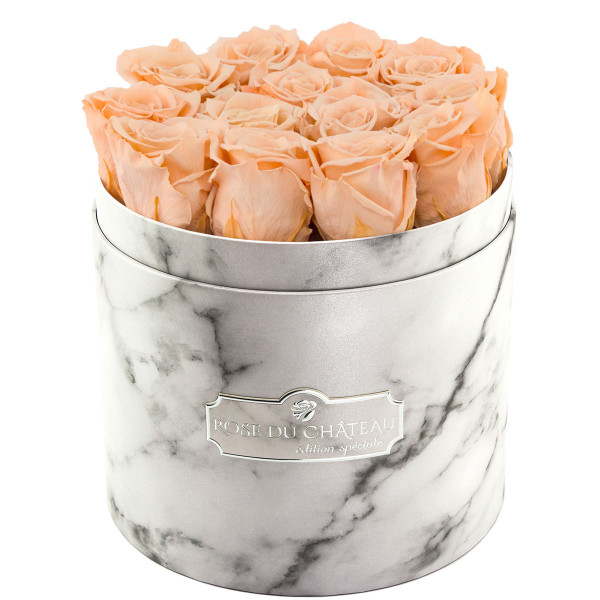 Čajové věčné růže v bílém mramorovém flowerboxu