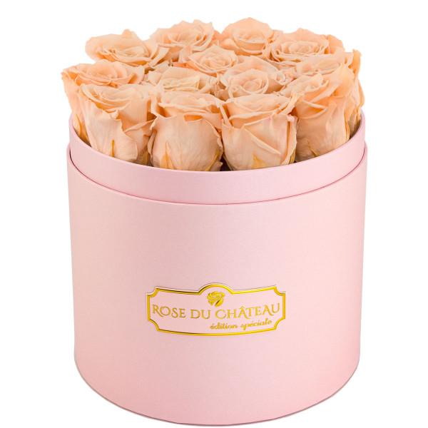 Čajové věčné růže v růžovém flowerboxu