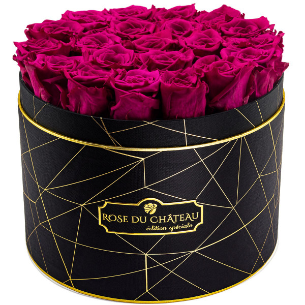 Růžové věčné růže ve velkém černém industrial flowerboxu