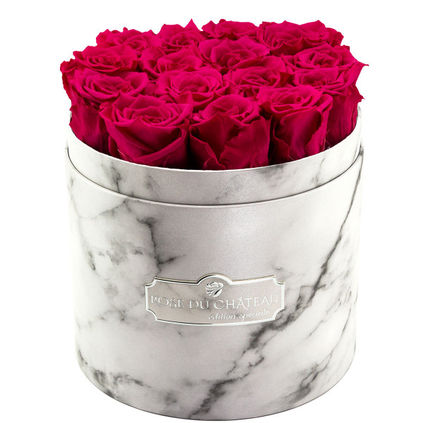 Růžové věčné růže v bílém mramorovém flowerboxu