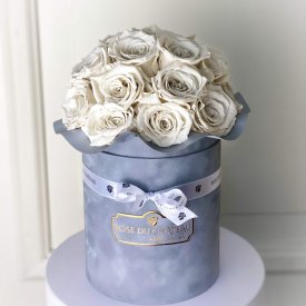 Bílé věčné růže bouquet v šedém flowerboxu