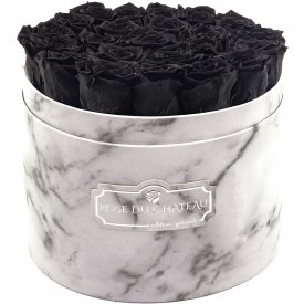 Černé věčné růže ve velkém bílém mramorovém flowerboxu