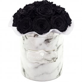 Černé věčné růže bouquet v malém bílém mramorovém flowerboxu