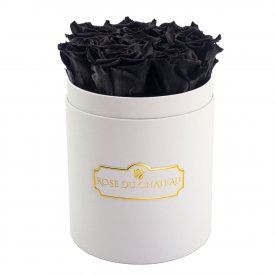 Černé věčné růže v malém bílém flowerboxu