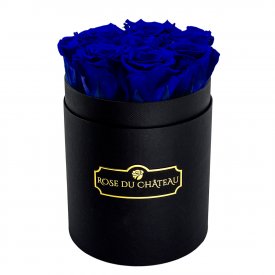 Tmavě modré věčné růže v malém černém flowerboxu