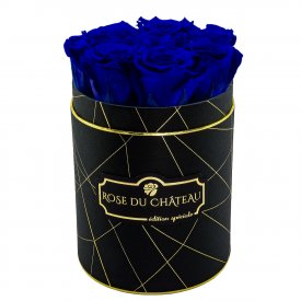 Tmavě modré věčné růže v malém černém industrial flowerboxu