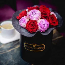 Red Romance bouquet v bílém flowerboxu