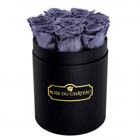 Šedé věčné růže v malém černém flowerboxu