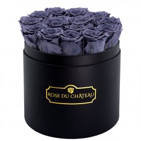 Šedé věčné růže v černém kulatém flowerboxu
