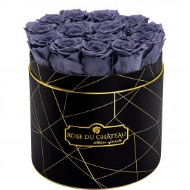 Šedé věčné růže v černém industrial flowerboxu