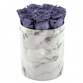 Šedé věčné růže v malém bílém mramorovém flowerboxu