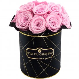 Růžové věčné růže bouquet v malém černém flowerboxu