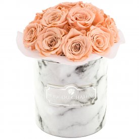 Čajové věčné růže v malém bílém mramorovém flowerboxu
