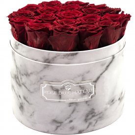 Červené věčné růže ve velkém bílém mramorovém flowerboxu