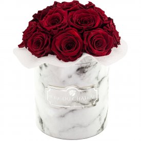 Červené věčné růže bouquet v malém bílém mramorovém flowerboxu