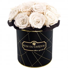BÍLÉ věčné růže bouquet v malém černém flowerboxu