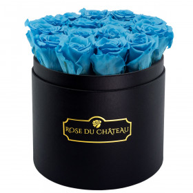 Modré věčné růže v černém kulatém flowerboxu
