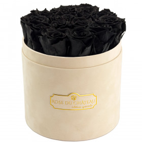 Černé věčné růže v béžovém semišovém flowerboxu
