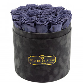 Šedé věčné růže v šedém semišovém flowerboxu