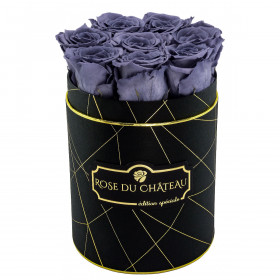 Šedé věčné růže v černém malém industrial flowerboxu