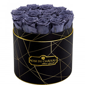 Šedé věčné růže v černém industrial flowerboxu