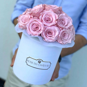 Světle růžové věčné růže bouquet v bílém flowerboxu