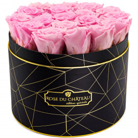 Světle růžové věčné růže ve velkém černém industrial flowerboxu
