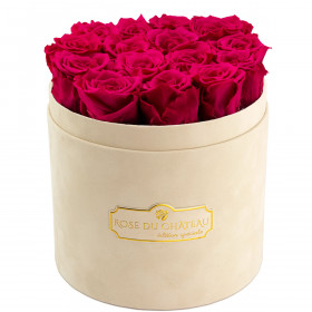 Růžové věčné růže v béžovém semišovém flowerboxu