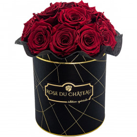 Červené věčné růže bouquet v malém černém flowerboxu