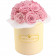 Růžové věčné růže bouquet v malém bílém flowerboxu