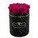 Růžové věčné růže v malém černém industrial flowerboxu